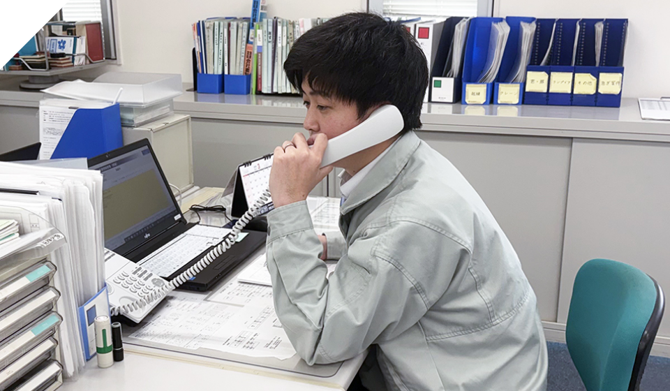 電話応対をする男性の写真