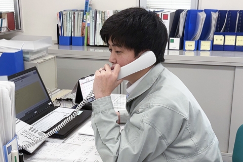 電話応対をする男性